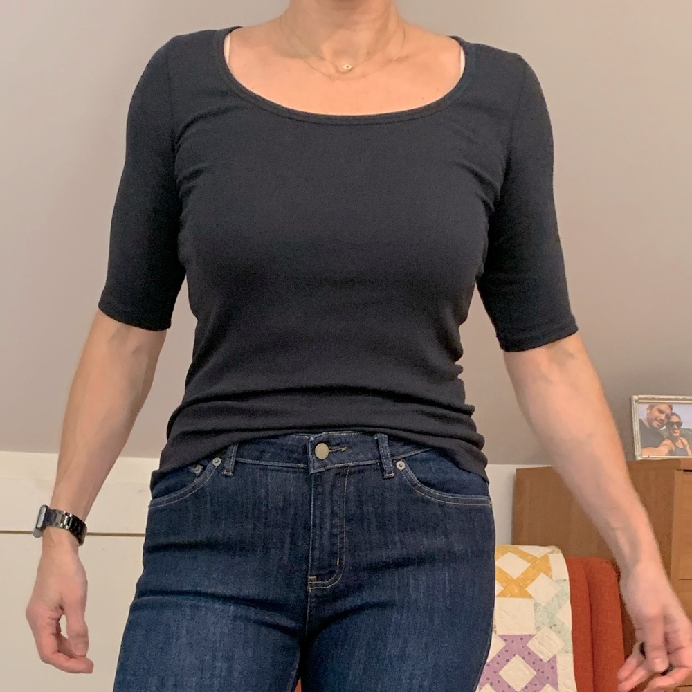 Everlane Pima Micro-Rib Scoopneck T-shirt. Size L